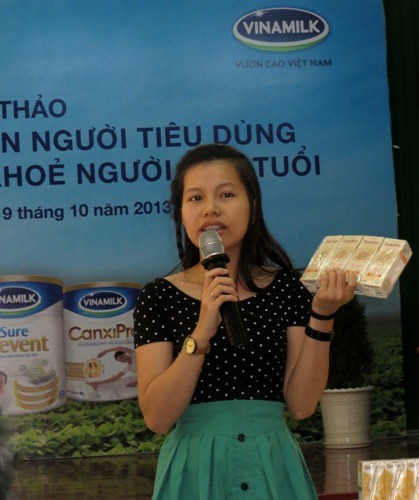 Bà Lâm Ngọc Trinh – Đại diện ngành hàng nước giải khát của Vinamilk giới thiệu với người tiêu dùng về những lợi ích của sản phẩm sữa đậu nành.